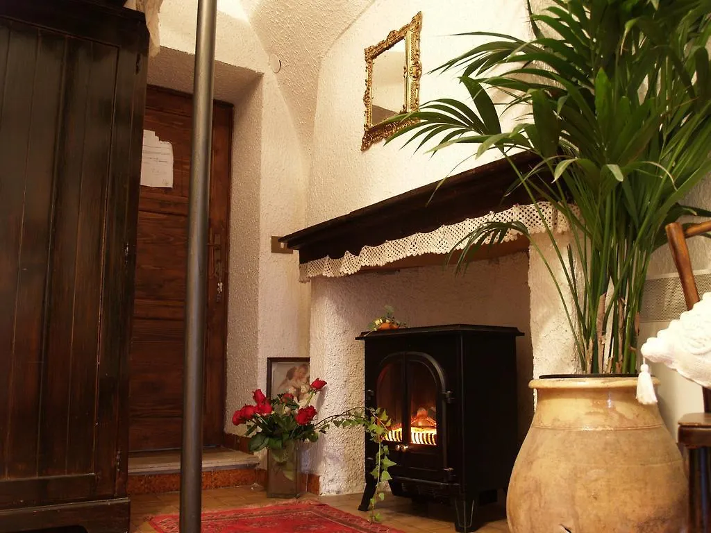 Le Petit Chateau Bed and Breakfast Dolceacqua 0*,